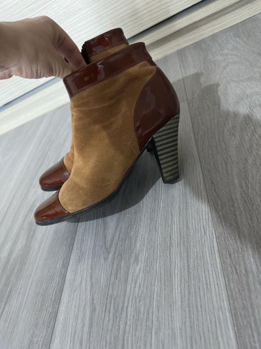 Botine piele intoarsa si lac 39