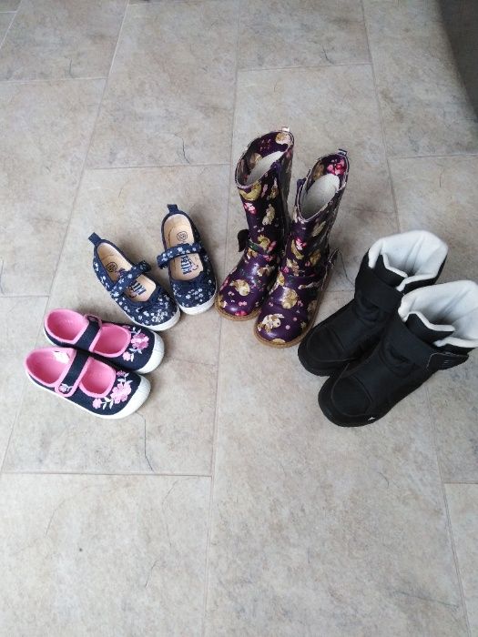 Vind incaltaminte fete in stare buna ,pret si descriere la fiecare .