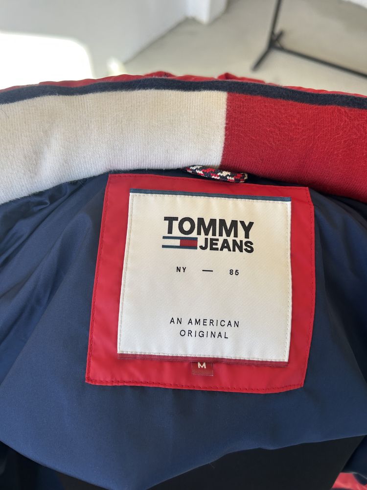 Geaca Tommy jeans cu umplutura si gluga