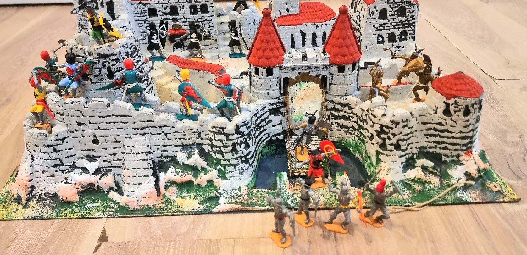 Figurine Cavaleri Medievali si Castel