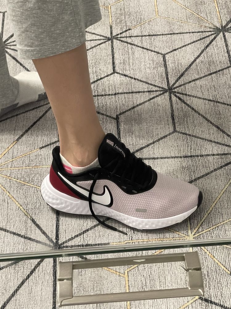 Кроссовки Nike Revolution