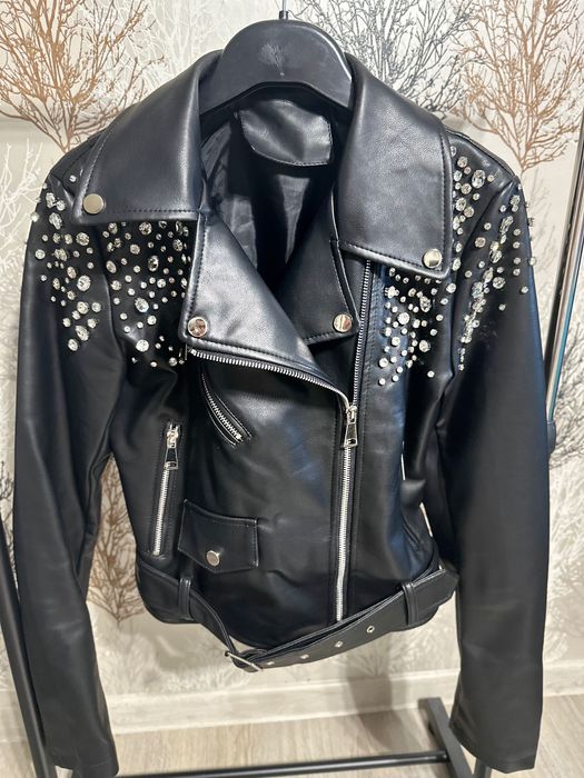 Дамско кожено яке с камъни ново намалено