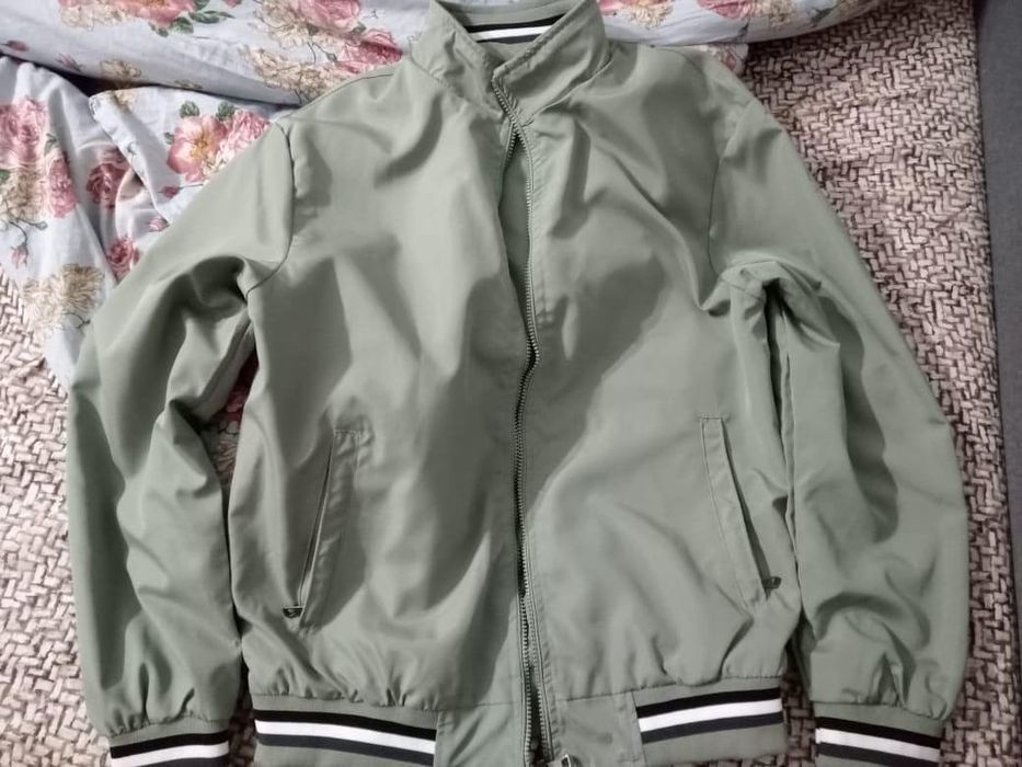 Продаётся ветровка мужская
