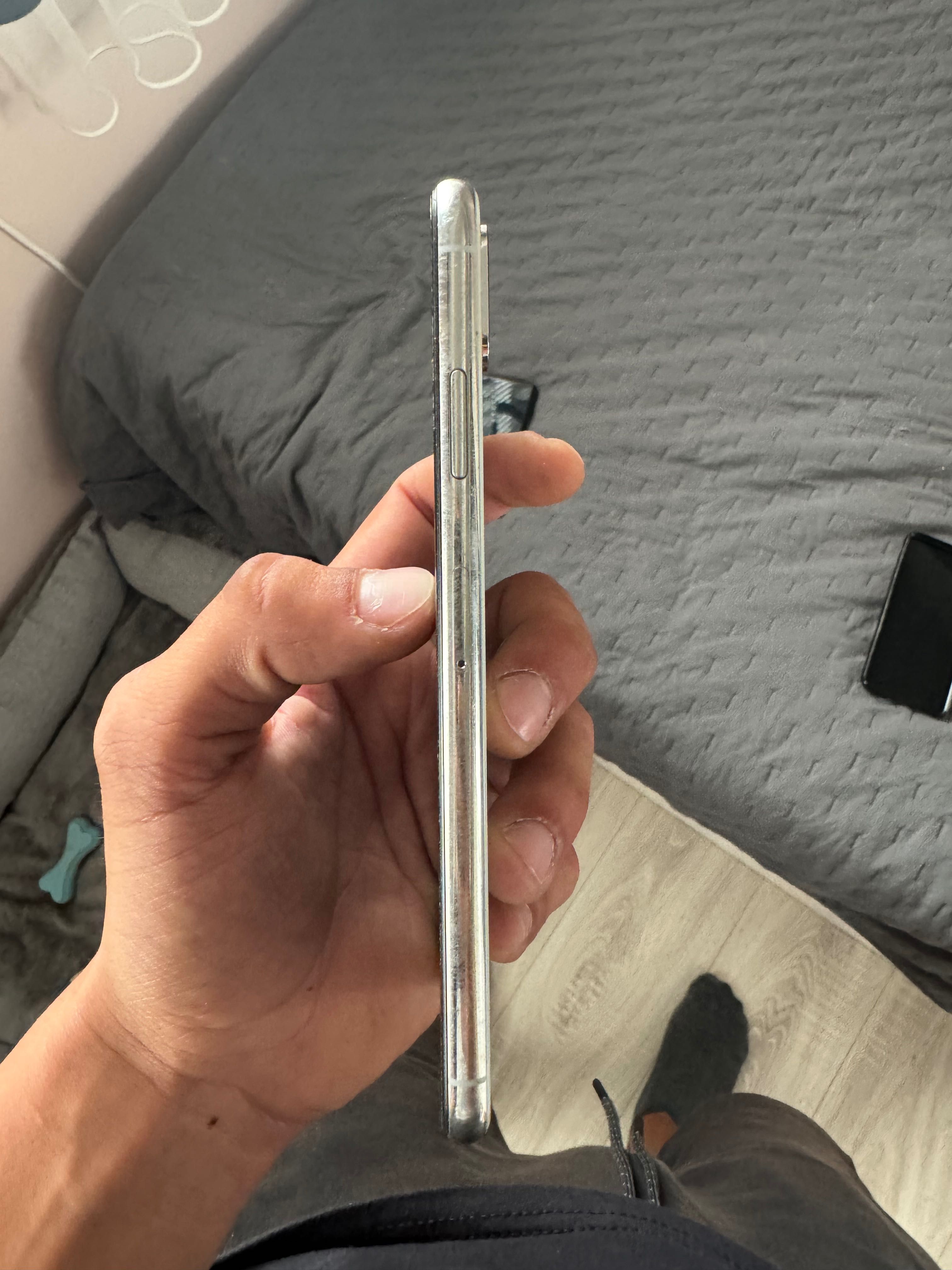 Продавам iPhone XS Max 64GB