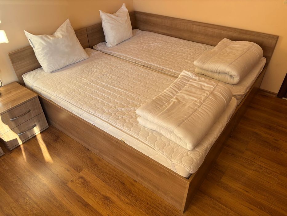 Продавам две легла с матраци 90х120 като нови,неизползвани