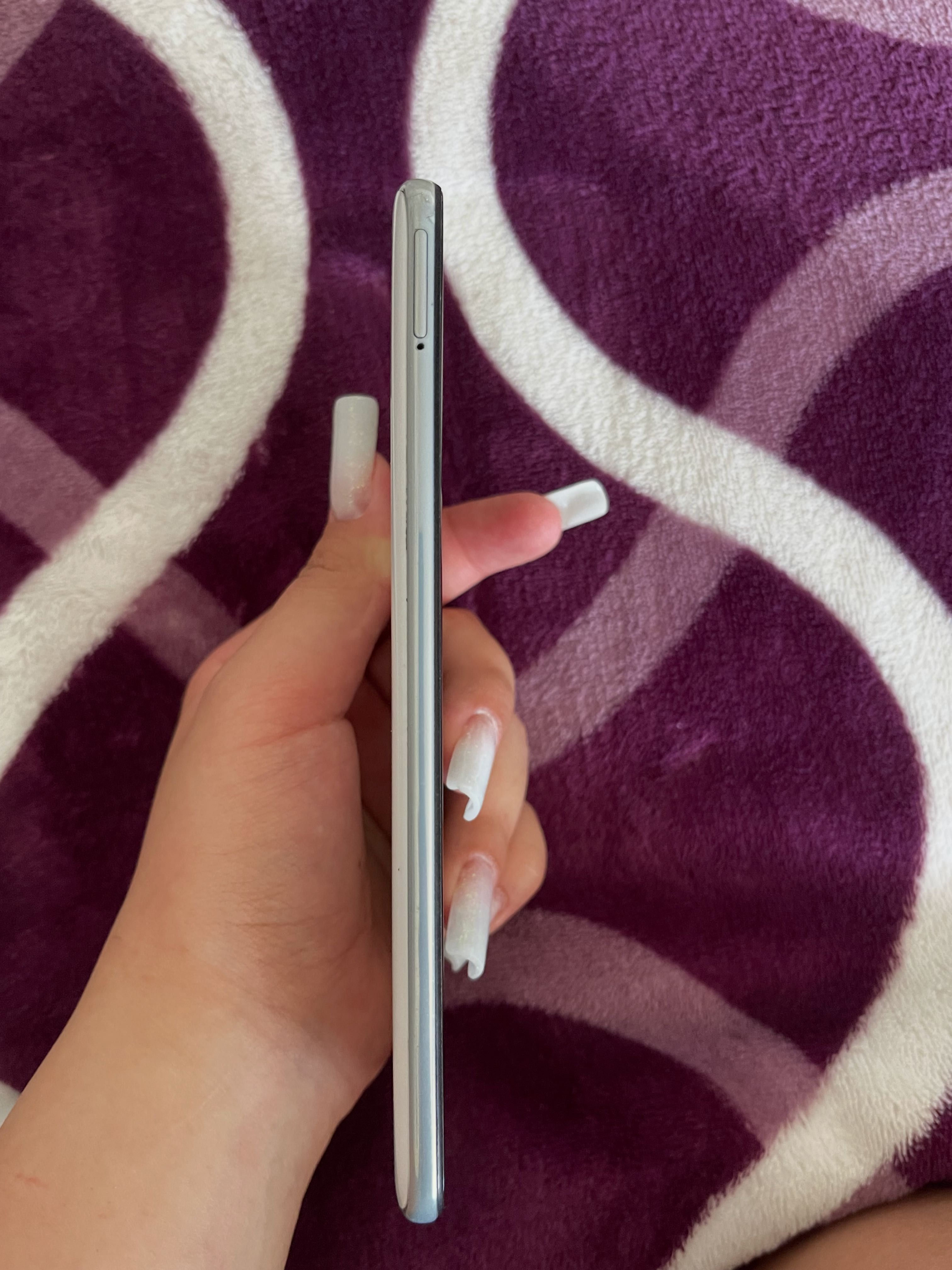 Vând Samsung galaxy A70 în stare perfectă. Ecranul nu are zgârieturi.
