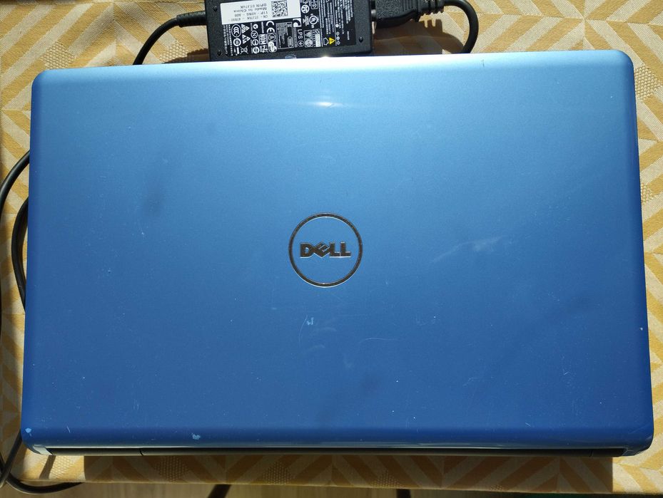 Лаптоп DELL, 4 GB DDR3, i3-350M, 250 GB, спукан дисплей, легален Win10