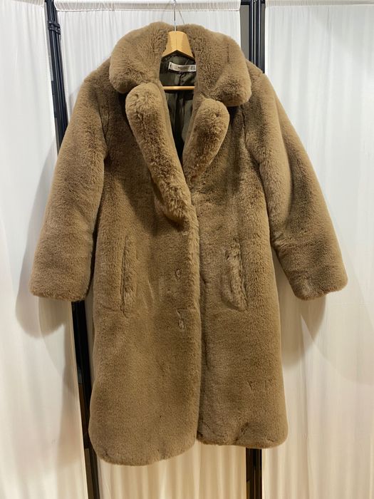 Мъхесто палто Mango от изкуствена кожа с косъм в бежово