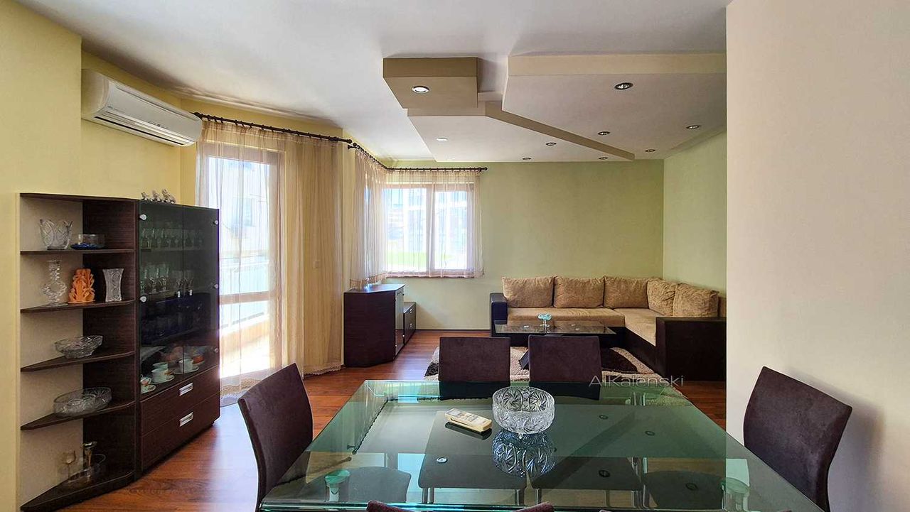 Дава се под наем Двустаен апартамент в Варна, Център - 65 кв.м за 600 € - Снимка #2