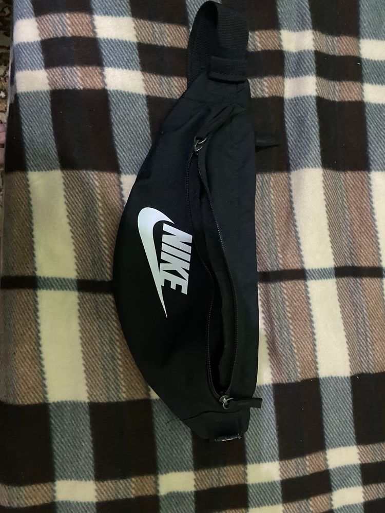 Продавам чанта Nike