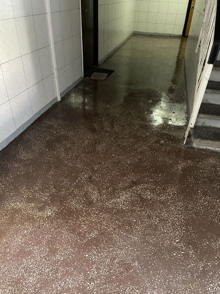 Servicii curățenie scări de bloc – materiale incluse