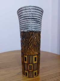 Керамична винтидж ваза в перфектно състояние с гравирани елементи.
Вис