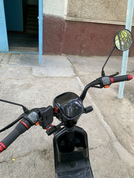 Новый скутер состояние отличное недостатков нету багаж спереди есть