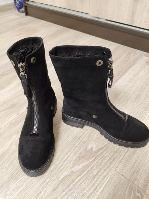 Продаю сапоги. 38размер зима. В отличном состоянии. Одевала один раз.