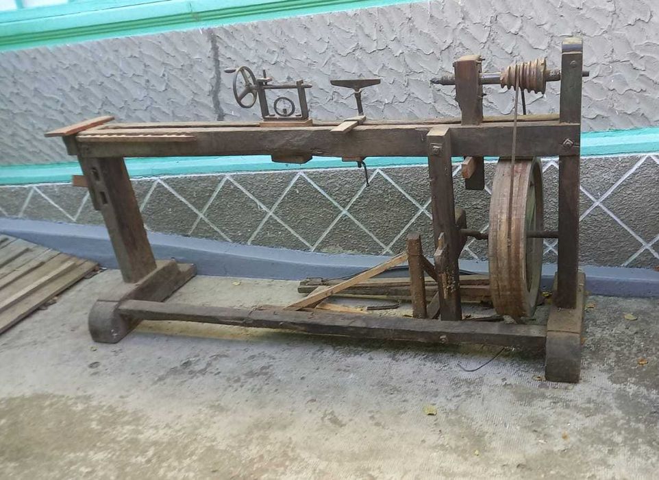 Strung de lemn, la pedala