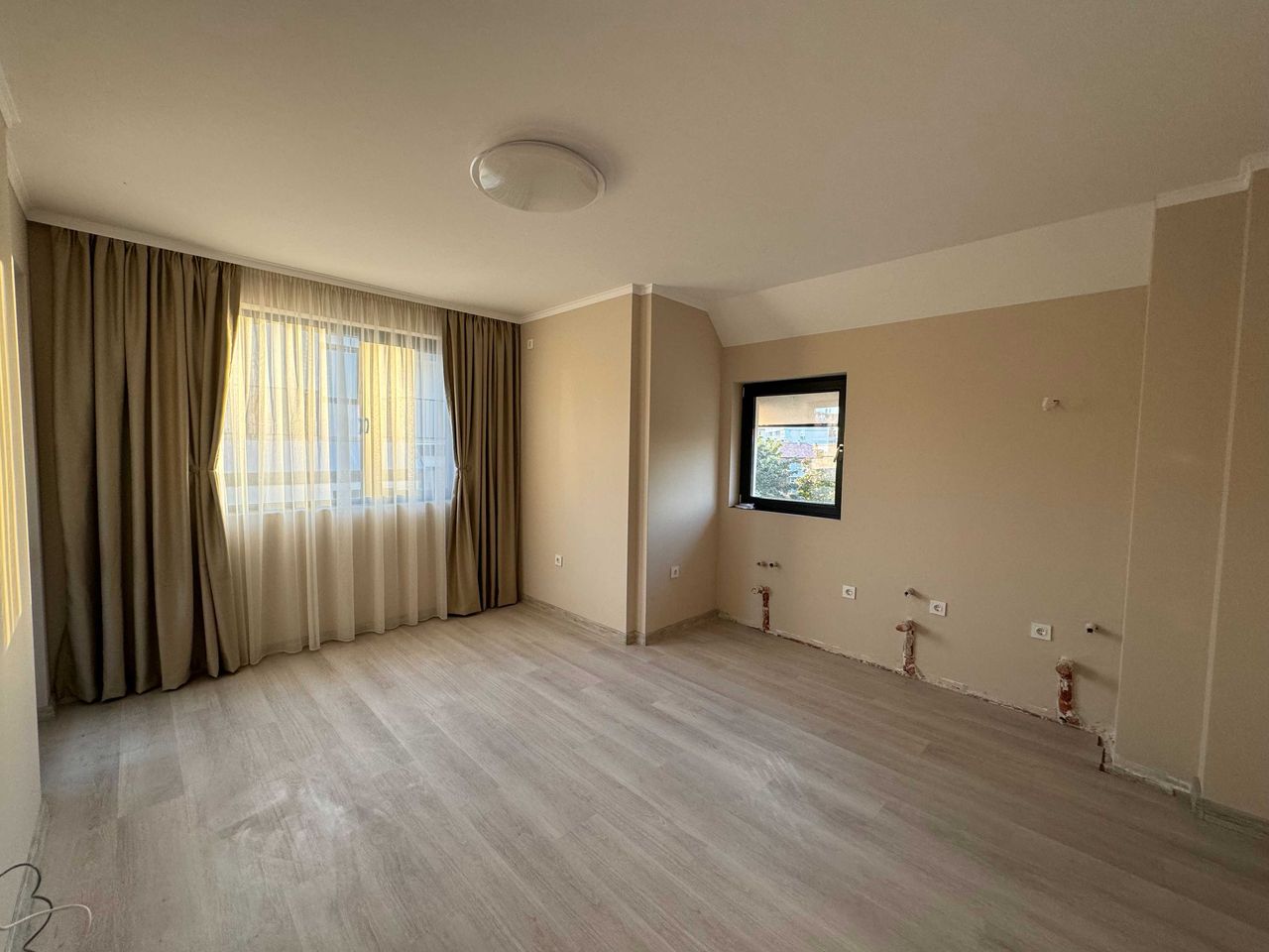 Продава се Двустаен апартамент в Търговище, Вароша - 66 кв.м за 1144 €/кв.м - Снимка #4