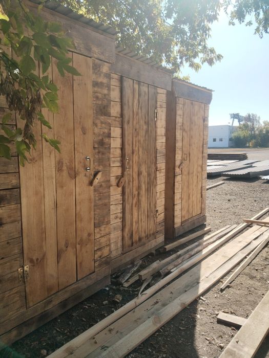 Уличный туалет, дерево