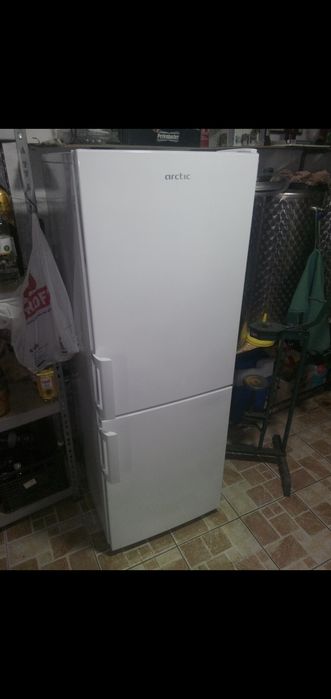 Combina Frigorifica Frigider Congelator marime medie functioneaza perf