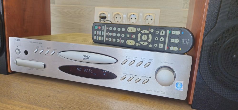 Sistem NAD L53 cu boxe și telecomandă