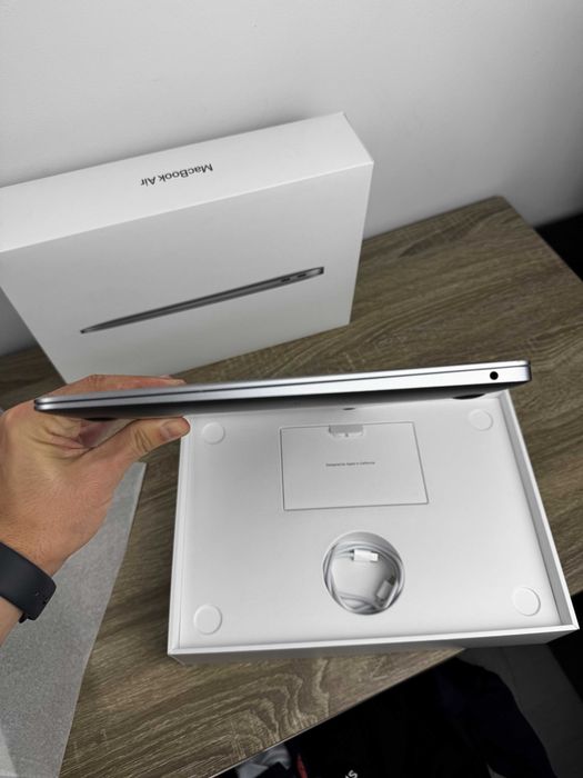 MacBook Air 13" M1 (2020) - Space Grey, 8GB RAM, 256GB SSD