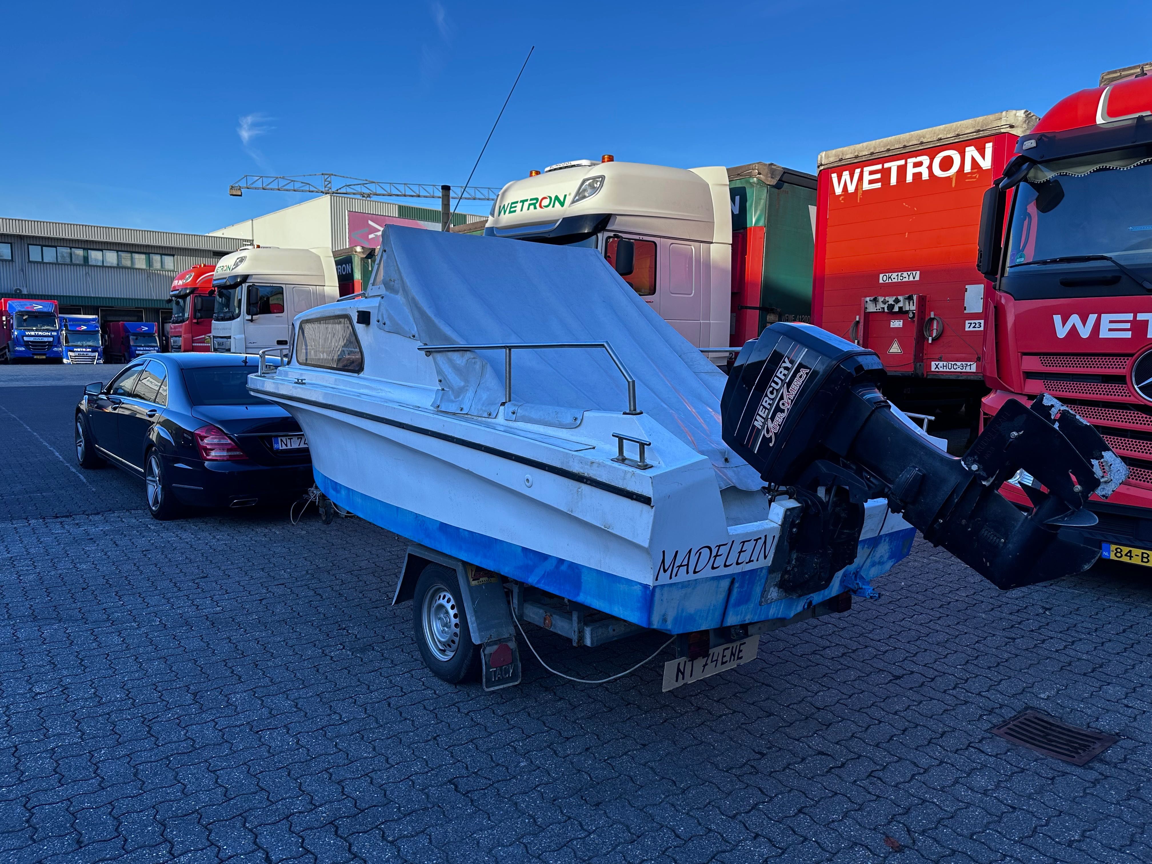 Vând barcă cu cabină , Mercury 40 hp