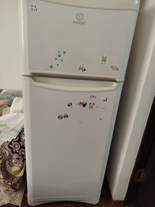 Холодильник Индезит  с морозильной камерой на верней части