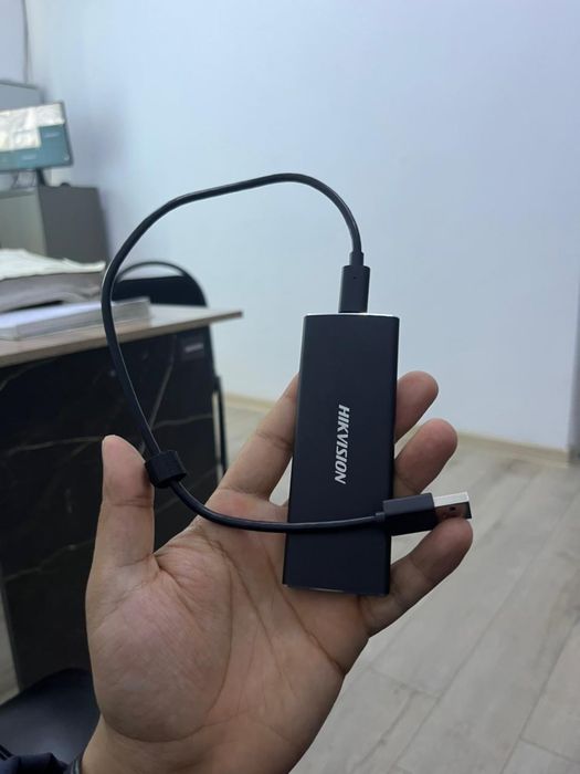 жылдам флеш-диск HIKVISION брендіне жататын сыртқы SSD