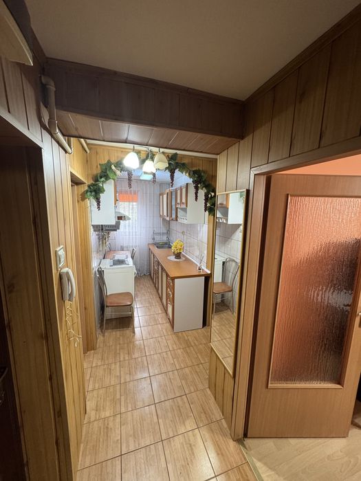 Apartament 3 camere, 60 m², parter – mobilat și utilat.