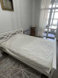 Белая двухспальная кровать с матрасом