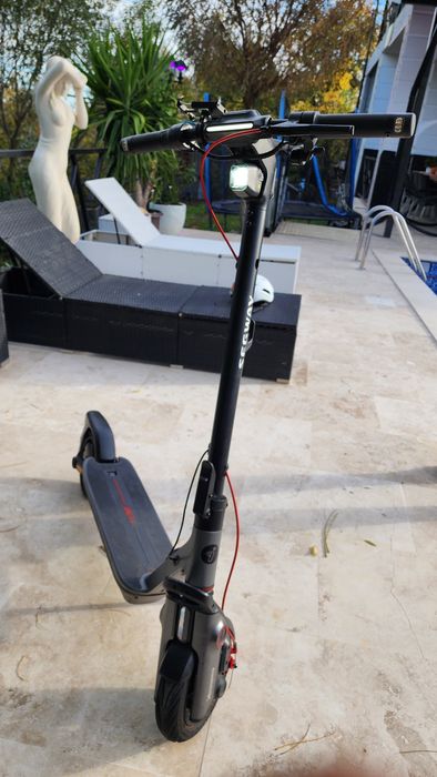 Vand trotineta electrica segway ninebot f3, cu cască.