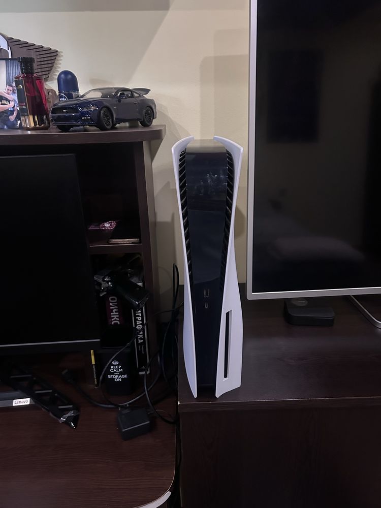 Продавам PS5 с монитор и 2 джойстика