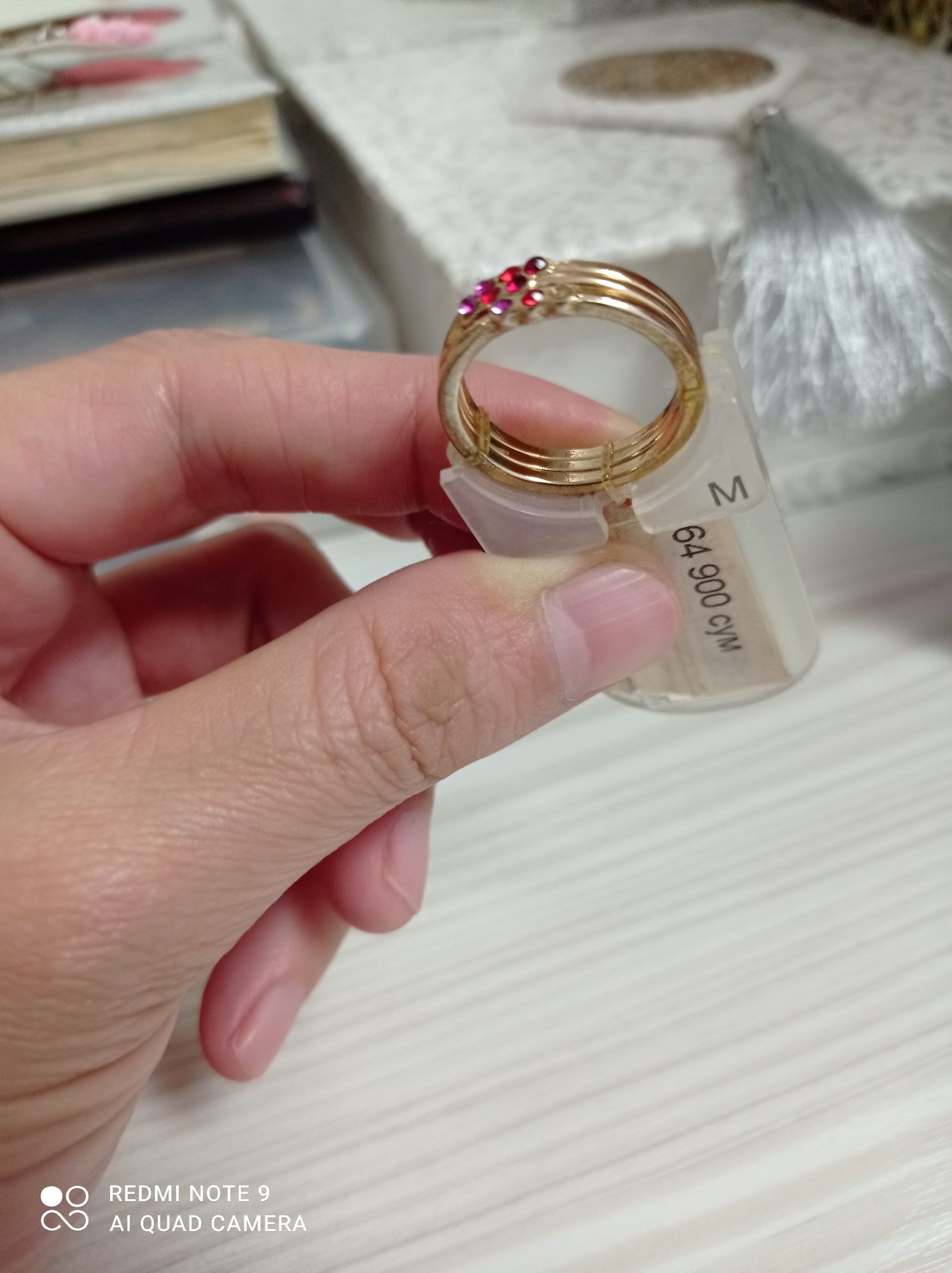 Три кольцо с камушками минималистичное.