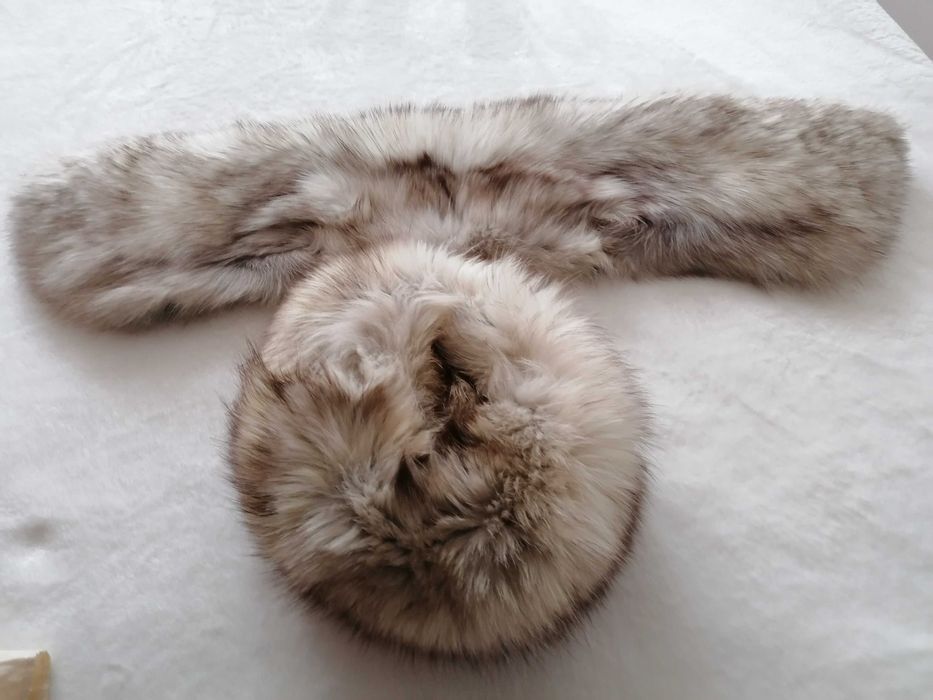 Комплект шапка и яка от сребърна лисица.