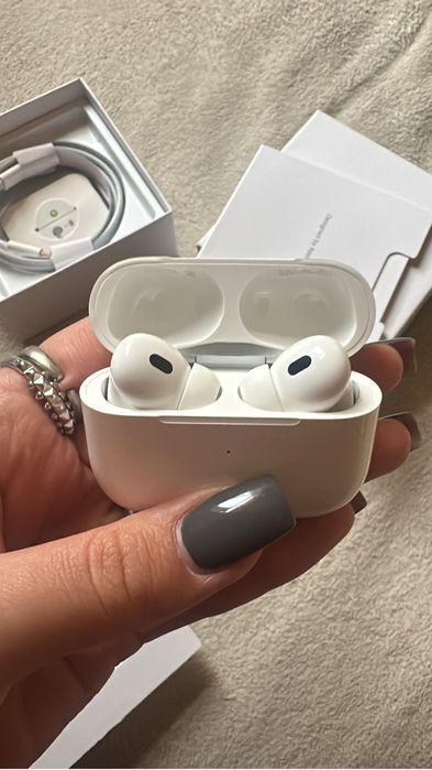 Новые AirPods Pro 2 — упаковка открыта для проверки подлинности