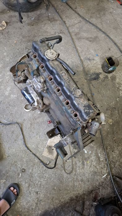 Vând 2 motoare Nissan patron