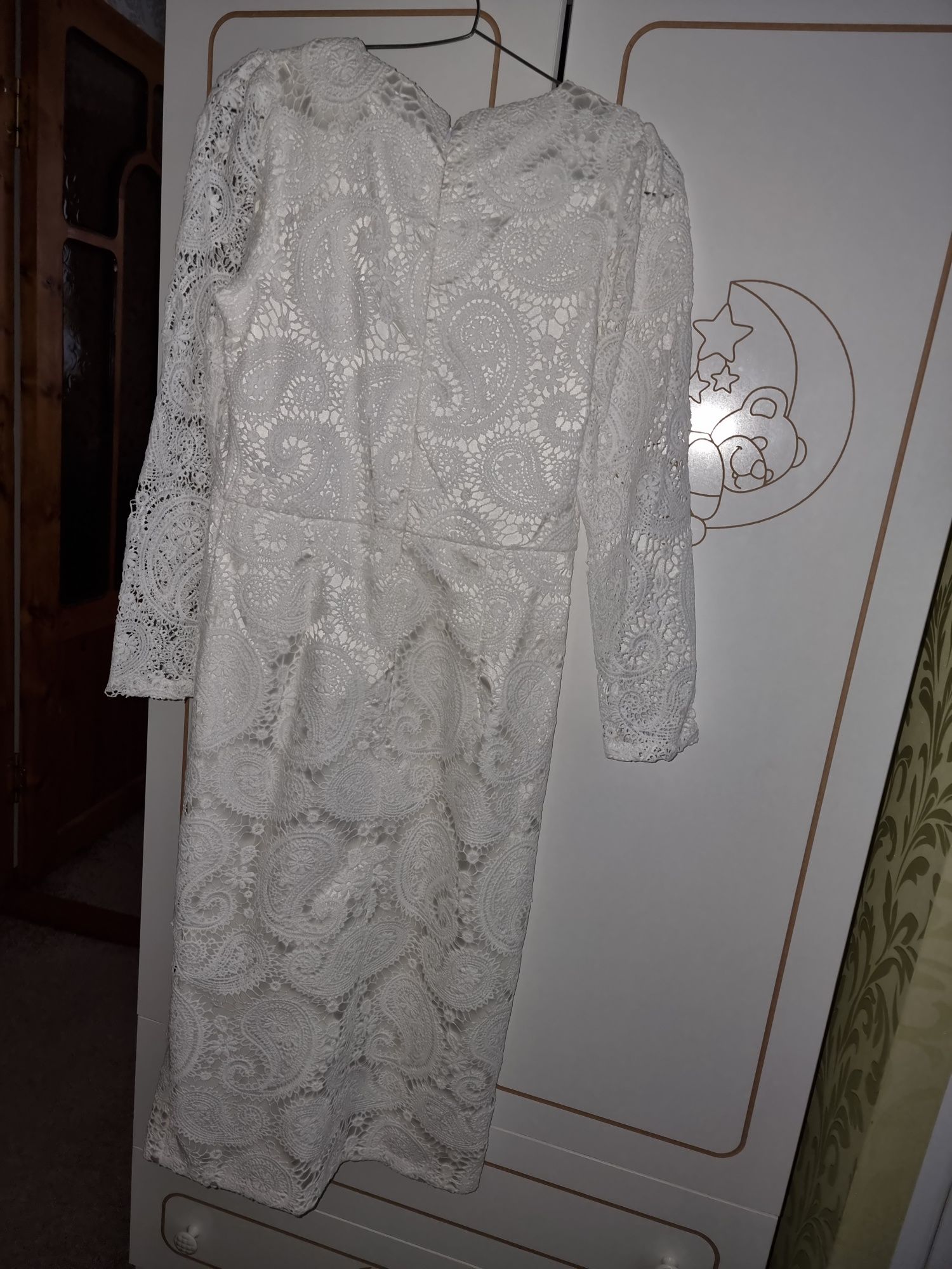 Платье белого цвета размер 46