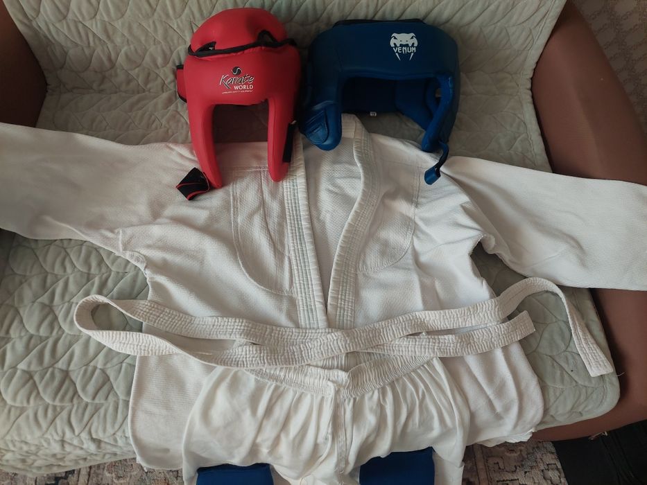 Кимоно, шлемы для карате и рукопашного боя, накладки для ног.