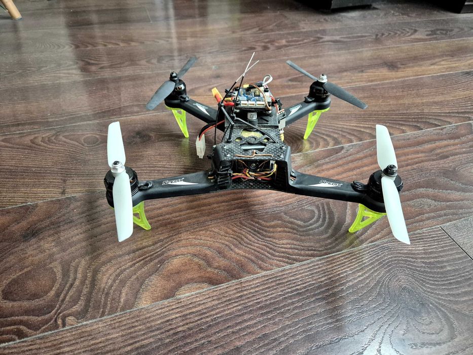 FPV дрон Spedix S250Q с очила и дистанционно