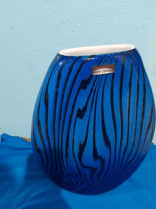 Se vinde vaza de sticla de colectie  semnata de Mihai Țopescu