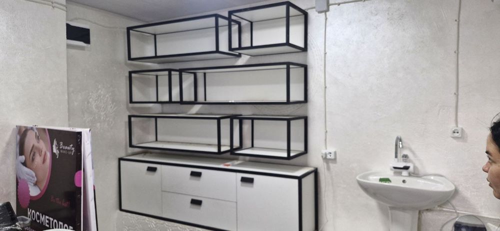 Стеллажи из дерева и  металла.