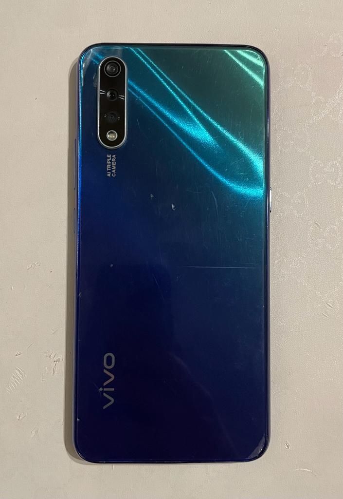 Продам отличный телефон VIVO Y17 память 256г