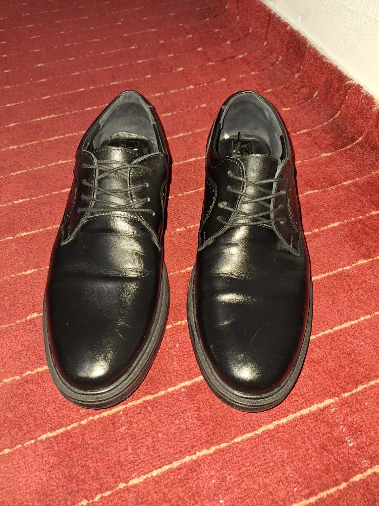 De vanzare pantofi marimea 42