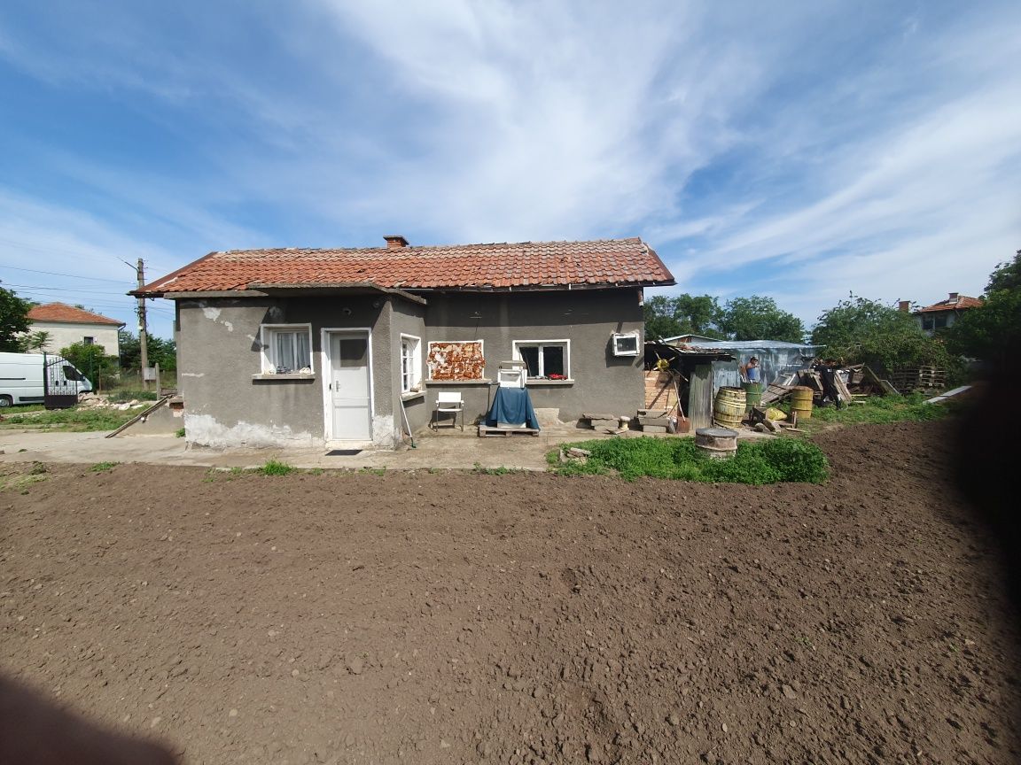Строителни услуги .Изграждане и ремонт на покриви,груб строеж,навеси