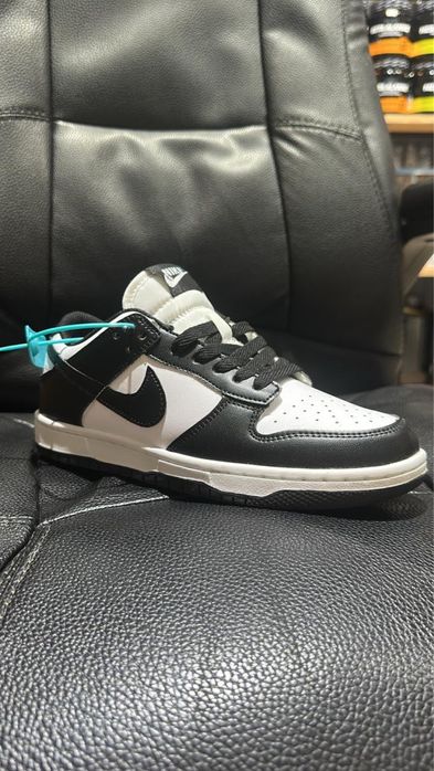 Продам кроссовки новые с магазина !