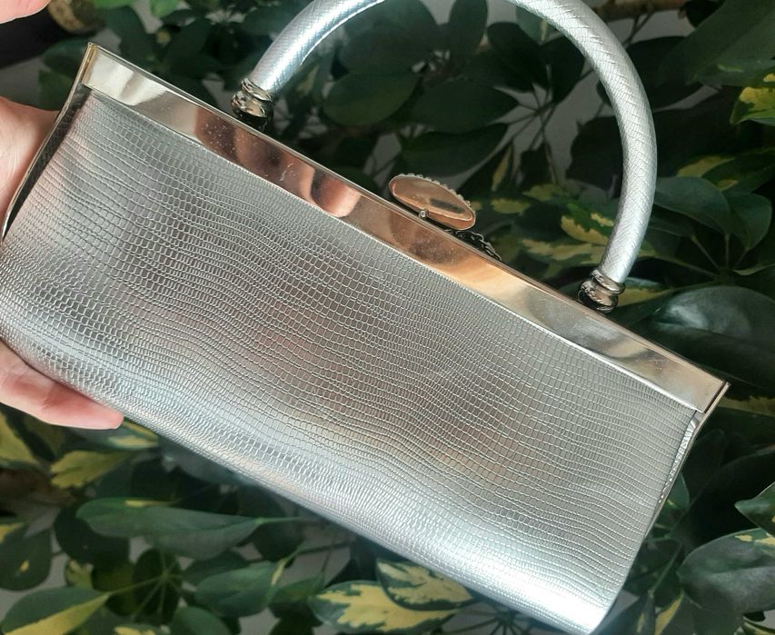 Poseta argintie eleganta, noua din piele,cu lant pe umar pentru ocazie