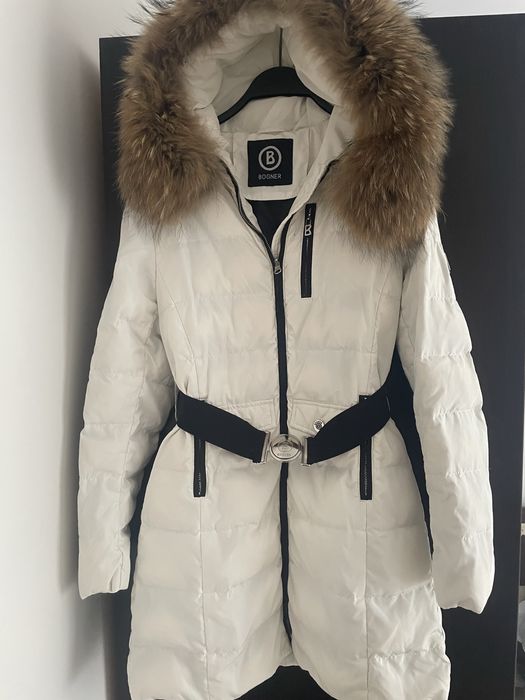 Продавам бяло зимно яке BOGNER