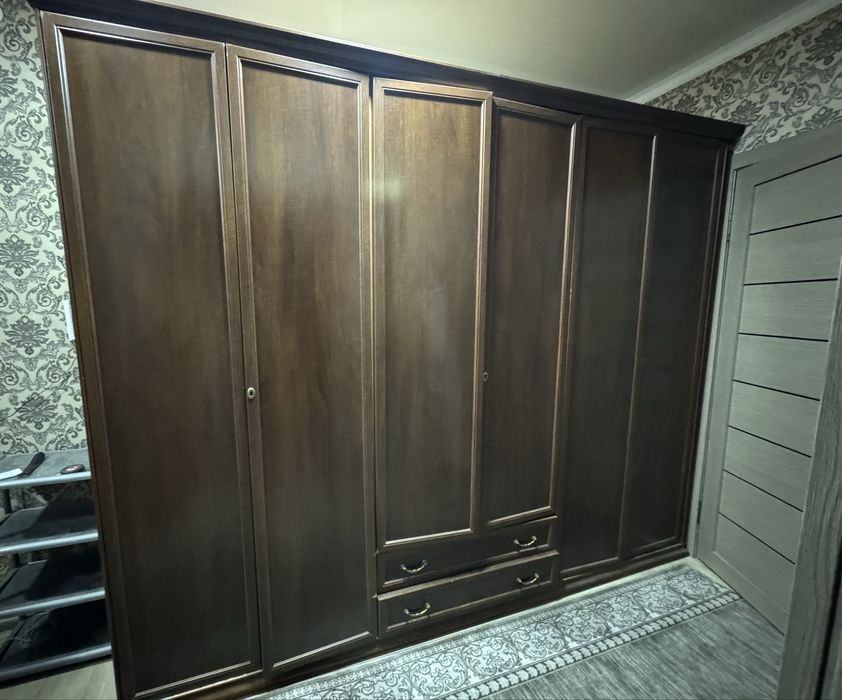 Продам Итальянский большой шкаф. Чистое дерево.