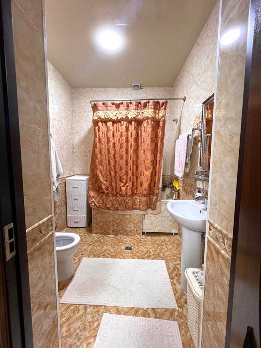 Уч Кахрамонда ховли сотаман. 5 сот. продаю участок со всеми удобствами