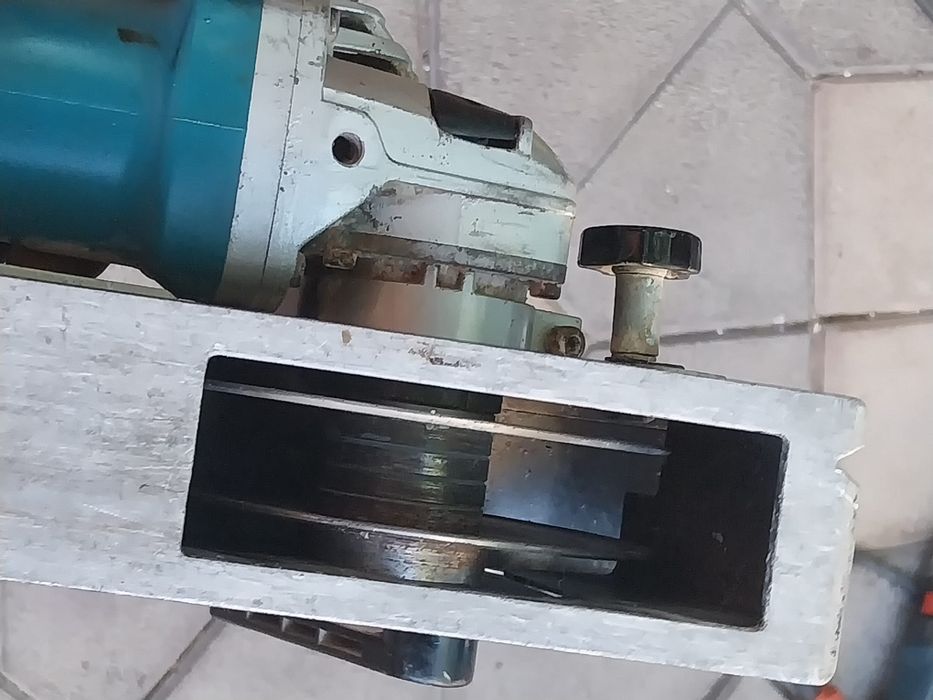 Mașina de făcut canale MAKITA SG 1250 că noua