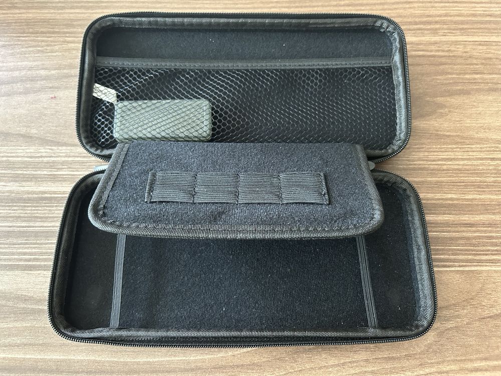 Nintendo Switch конзола (без Dock) + калъф + кутийка за игри + зарядно